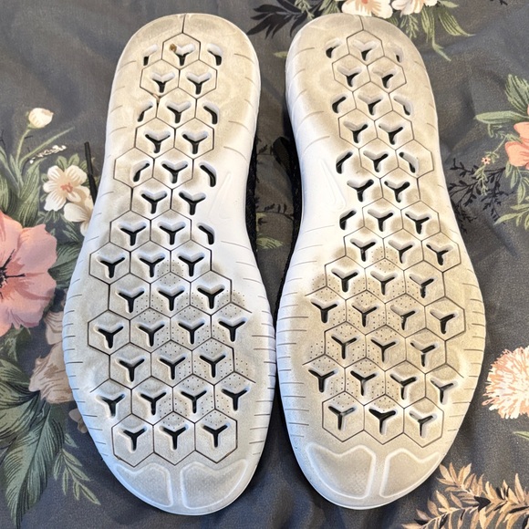 Nike Black and White Athletic Shoes - Picture 2 of 4